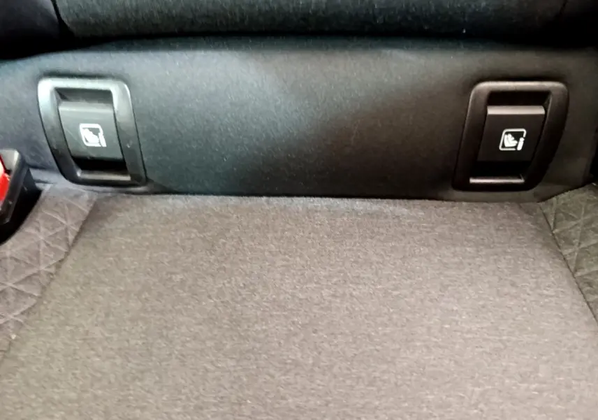 Détail du coffre arrière de la Renault Clio Business Blue dCi 85 2020, montrant les commandes de rabattement des sièges.