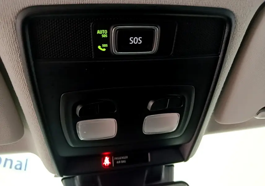 Vue en contre-plongée du plafonnier intérieur noir avec bouton SOS éclairé de la Renault Clio Business Blue dCi 85 blanche.