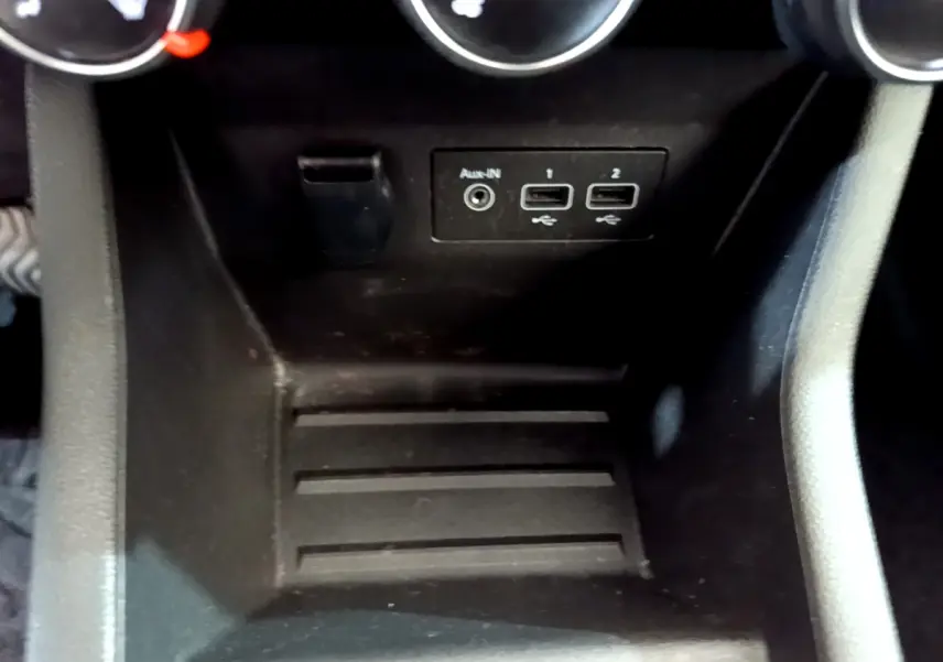 Vue rapprochée de la console centrale noire de la Renault Clio Business Blue dCi 85, avec ports USB et entrée auxiliaire visibles.