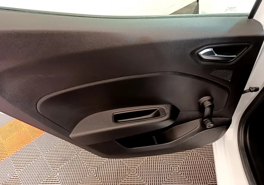 Vue intérieure de la porte avant droite noire d’une Renault Clio Business Blue dCi 85 blanche de 2020.