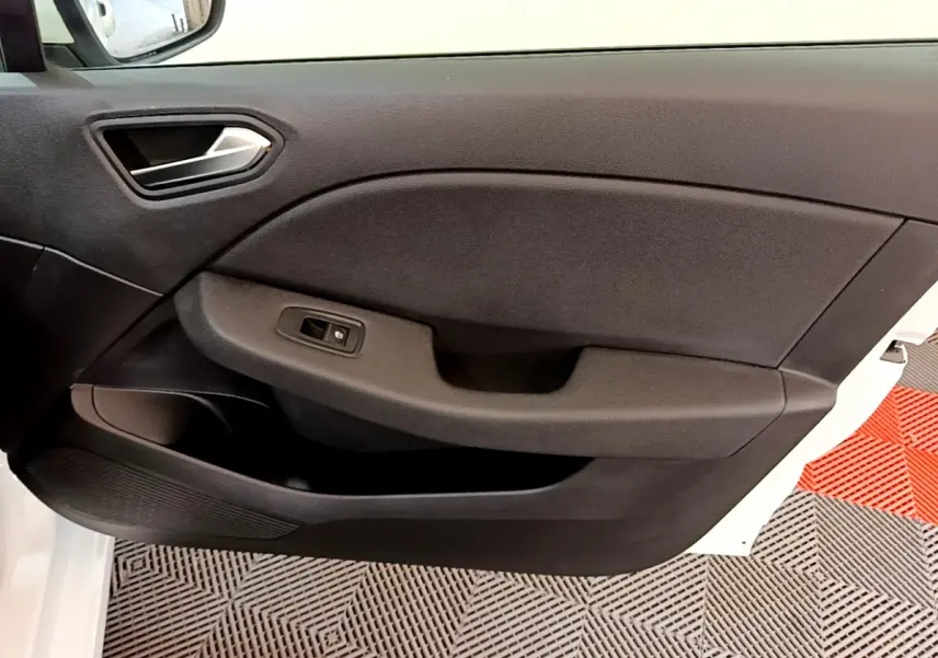 Vue rapprochée de la porte avant gauche noire d’une Renault Clio Business Blue dCi 85 blanche de 2020.