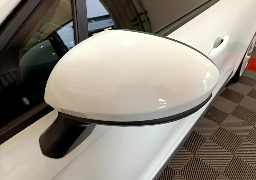 Rétroviseur côté gauche blanc de la Renault Clio Business Blue dCi 85 2020, vue rapprochée en intérieur.