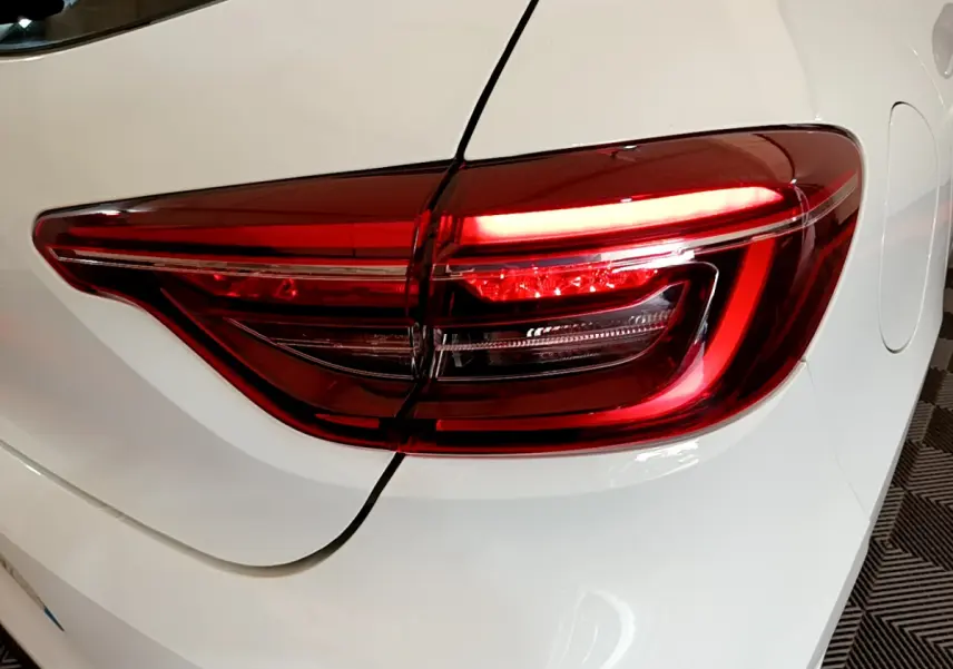 Gros plan sur le feu arrière droit rouge d’une Renault Clio Business Blue dCi 85 blanche de 2020.