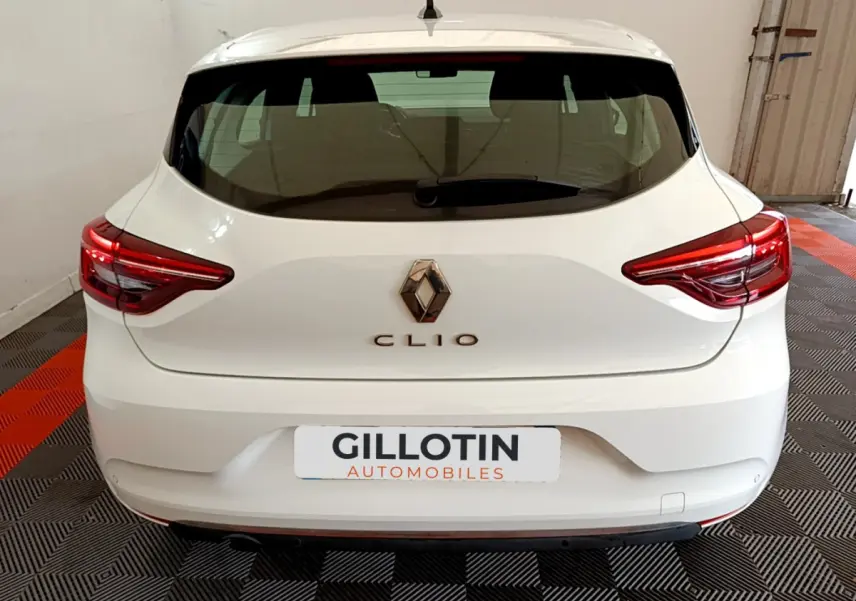 Vue arrière d'une Renault Clio blanche de 2020, avec feux arrière LED et logo Renault bien visible.