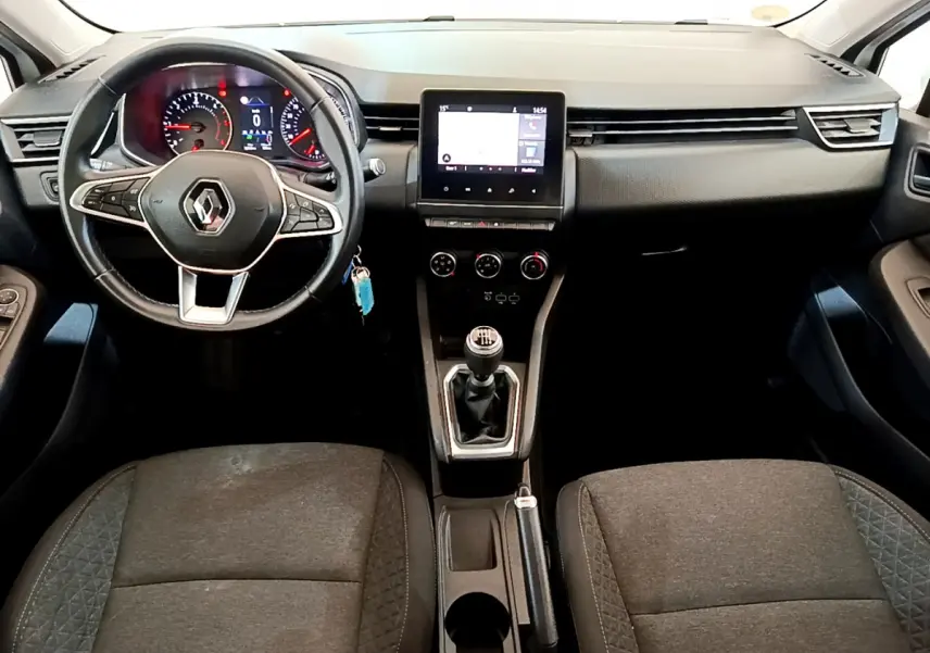 Vue intérieure avant de la Renault Clio Business Blue dCi 85 2020, tableau de bord noir avec écran tactile central et volant cuir multifonctions.