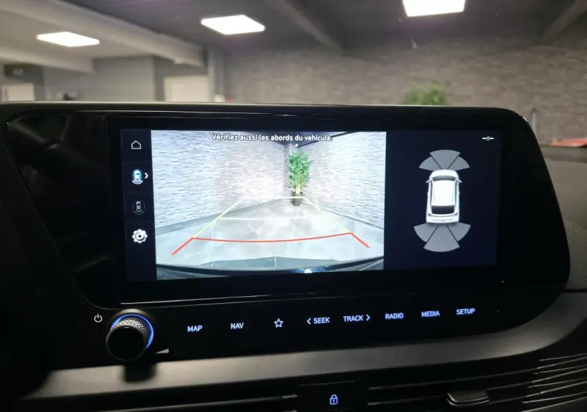 Écran tactile intérieur du Hyundai Bayon 2025 affichant la caméra de recul avec vue arrière et capteurs de stationnement.