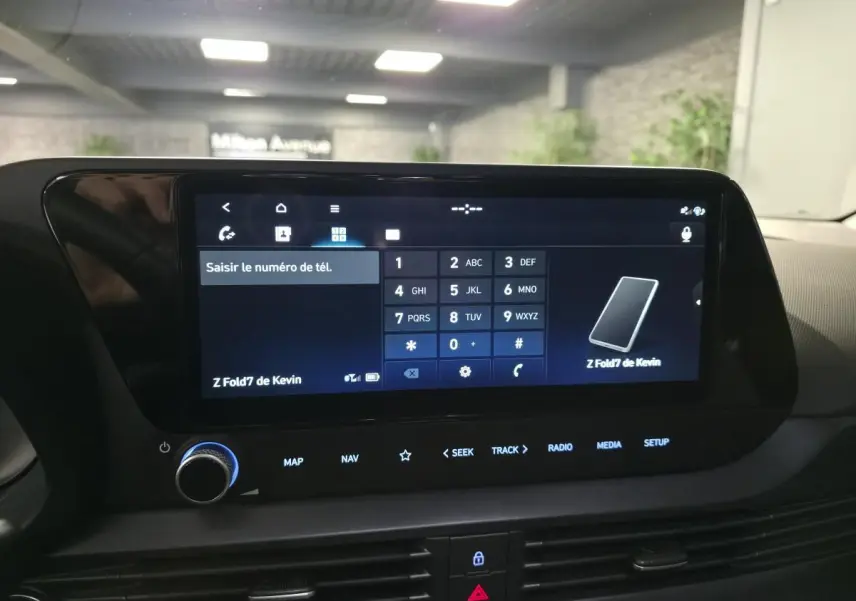 Écran tactile central du tableau de bord du Hyundai Bayon 2025, affichant le clavier téléphonique en mode sombre.