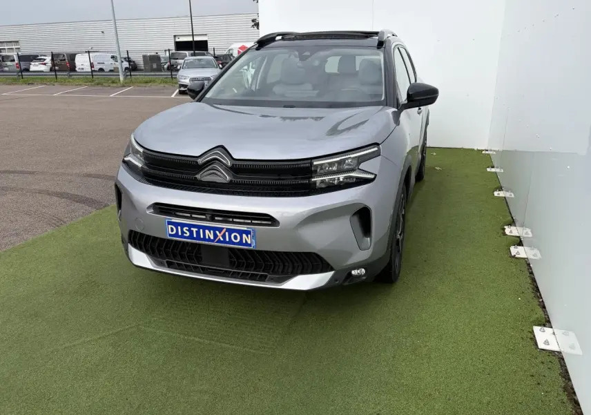 Citroën C5 Aircross gris métal en vue 3/4 avant droit avec toit panoramique noir et calandre noire brillante.