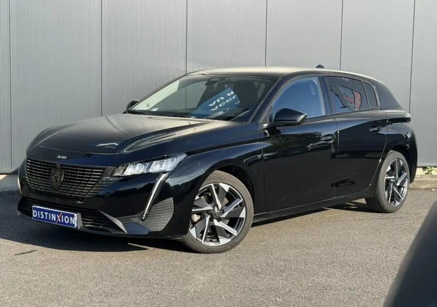 Peugeot 308 noir Perla vue 3/4 avant droit, avec jantes alliage 17'' Halong diamantées et signature lumineuse LED.