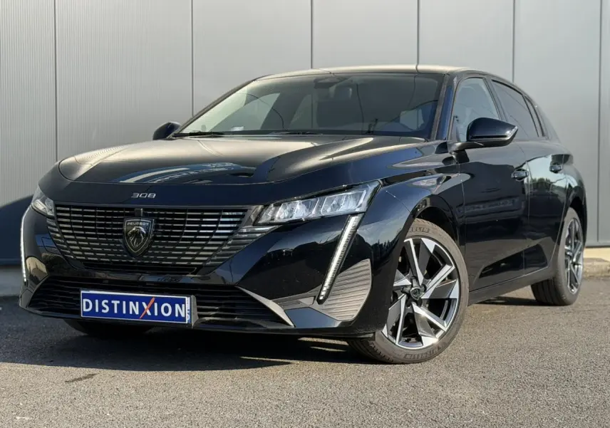 Peugeot 308 noir Perla vue 3/4 avant droit, avec calandre distinctive et jantes alliage 17 pouces.