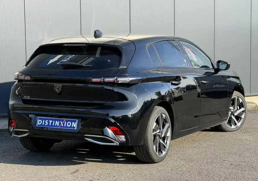 Vue 3/4 arrière droite de la Peugeot 308 noire Perla avec feux arrière LED et jantes alliage 17 pouces.