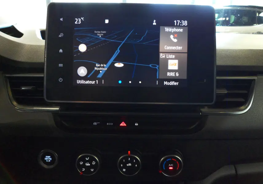 Tableau de bord du Renault Kangoo Van blanc, vue centrée sur l'écran tactile avec navigation et commandes climatisation.