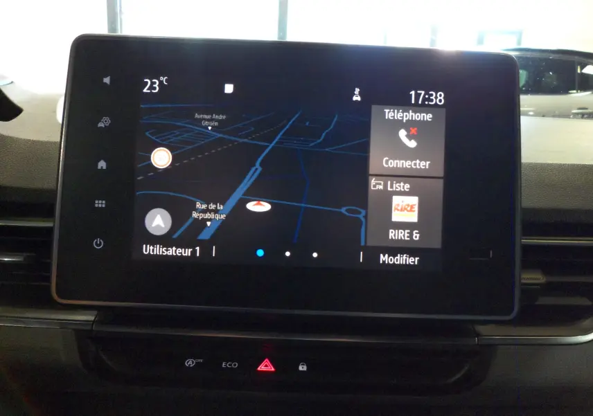 Écran tactile central du Renault Kangoo 2022 affichant la navigation et les options téléphone en intérieur noir.