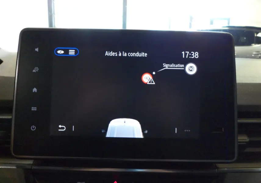 Écran central du Renault Kangoo 2022 montrant l'aide à la conduite avec signalisation des limites de vitesse à 90 km/h.