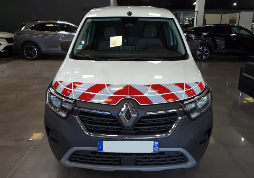 Vue frontale du Renault Kangoo Van blanc minéral avec marquage rouge et blanc réfléchissant sur le capot.