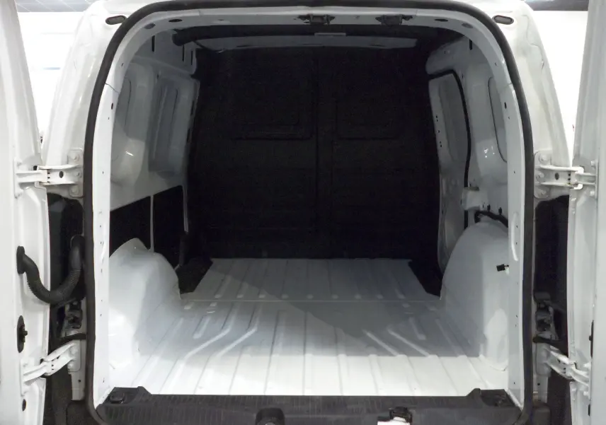 Vue arrière ouverte du Renault Kangoo Van blanc minéral, montrant l'espace de chargement vide et les portes battantes ouvertes.