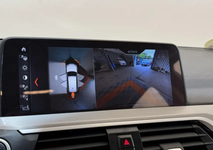 Écran tactile intérieur affichant la caméra de recul et vue 360° du BMW X3 gris foncé, version Luxury 2018.
