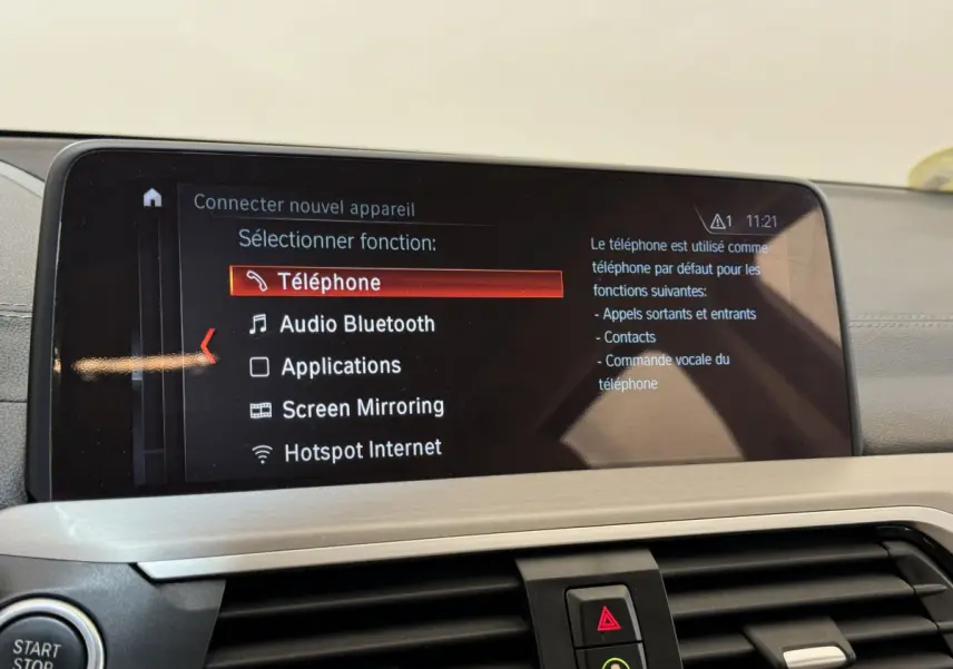 Écran tactile central du BMW X3 gris foncé de 2018 affichant le menu Bluetooth et téléphone en intérieur.