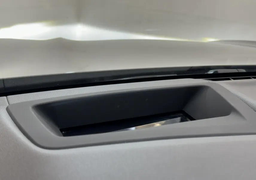 Détail du tableau de bord gris clair du BMW X3 xDrive30d 2018, mettant en valeur l'écran encastré près du pare-brise.