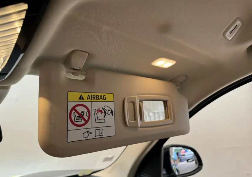 Détail du pare-soleil beige avec miroir éclairé côté conducteur d’un BMW X3 gris foncé 2018.