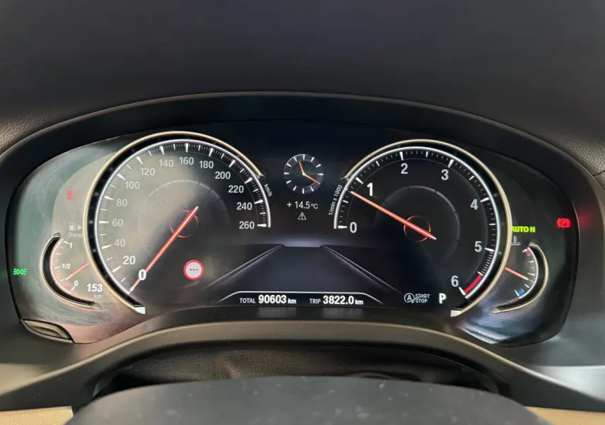 Tableau de bord numérique BMW X3 2018 affichant vitesse, compte-tours, température et autonomie du véhicule diesel.