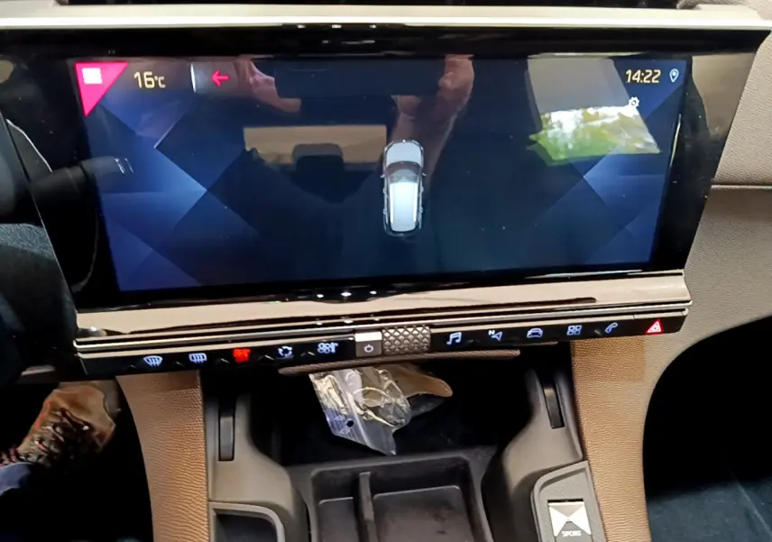 Vue rapprochée de l’écran tactile central et console beige du DS7 Crossback gris foncé, affichant la caméra de recul.