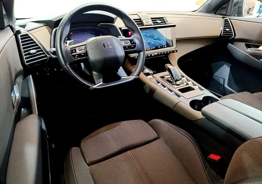 Vue intérieure côté conducteur du DS7 Crossback 2020 gris foncé, avec tableau de bord numérique et écran tactile central.
