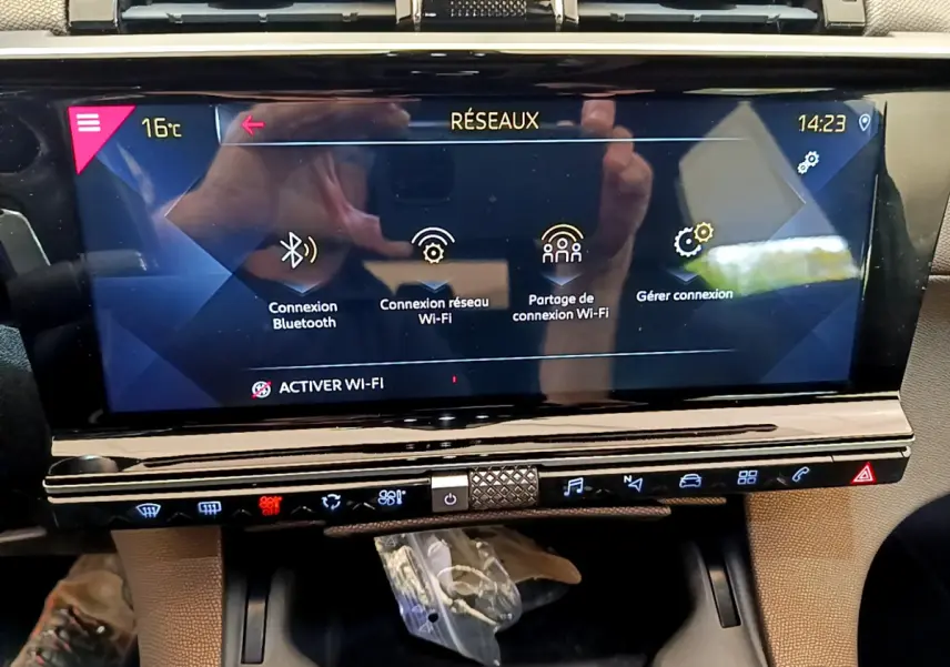 Écran tactile central affichant les options réseau dans l’habitacle du DS7 Crossback gris foncé, vue de face rapprochée.