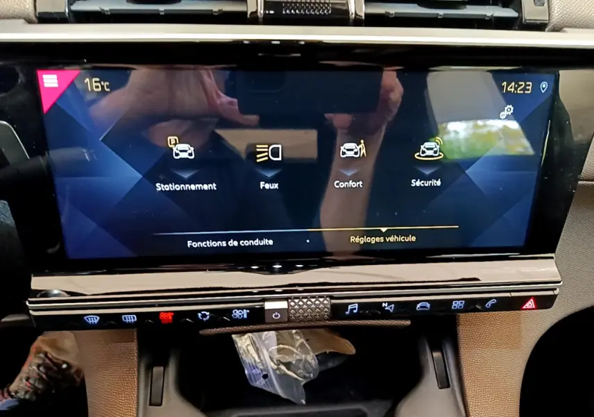 Écran tactile central du DS7 Crossback 2020 affichant les réglages véhicule, vue de face, intérieur noir et beige.