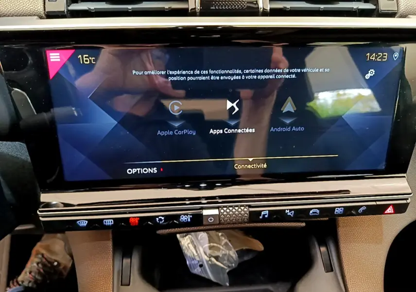 Écran tactile central du DS7 Crossback gris foncé, affichant les options Apple CarPlay et Android Auto.