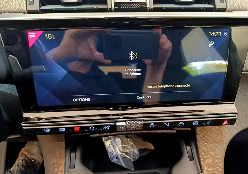Écran tactile central 12 pouces du DS7 Crossback gris foncé, affichant la connexion Bluetooth téléphone.