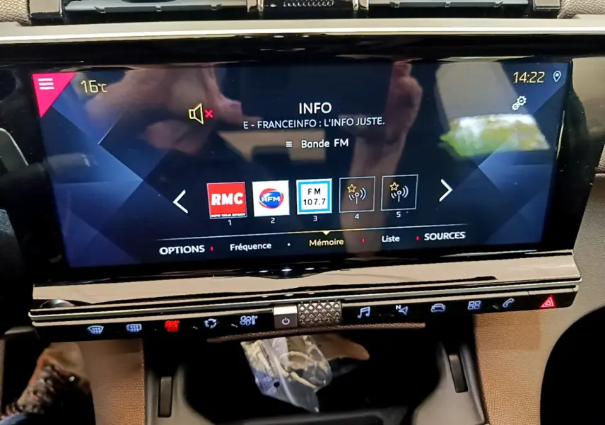 Écran tactile central du tableau de bord du DS7 Crossback 2020 avec affichage radio et commandes digitales.