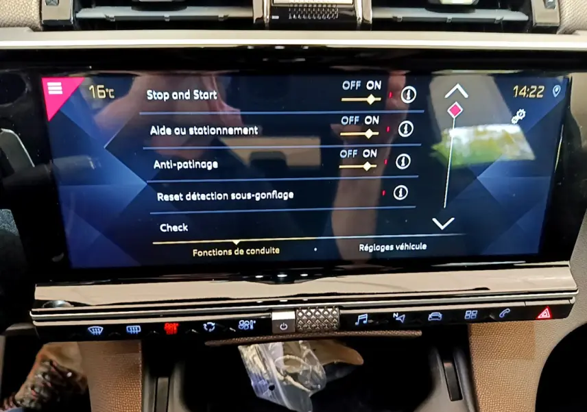 Écran tactile central du DS7 Crossback Business 2020 affichant les réglages d’aide à la conduite, vue intérieure frontale.