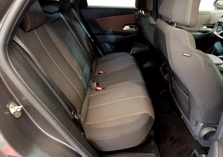 Vue intérieure côté gauche des sièges arrière en tissu gris foncé du DS7 Crossback 2020 avec surpiqûres contrastées.