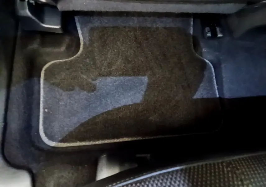 Vue plongeante sur le tapis de sol gris foncé côté conducteur du DS7 Crossback 2020 BlueHDi Business.