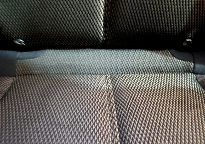 Gros plan sur la texture du tissu gris foncé de la banquette arrière du DS7 Crossback, vue de dessus.