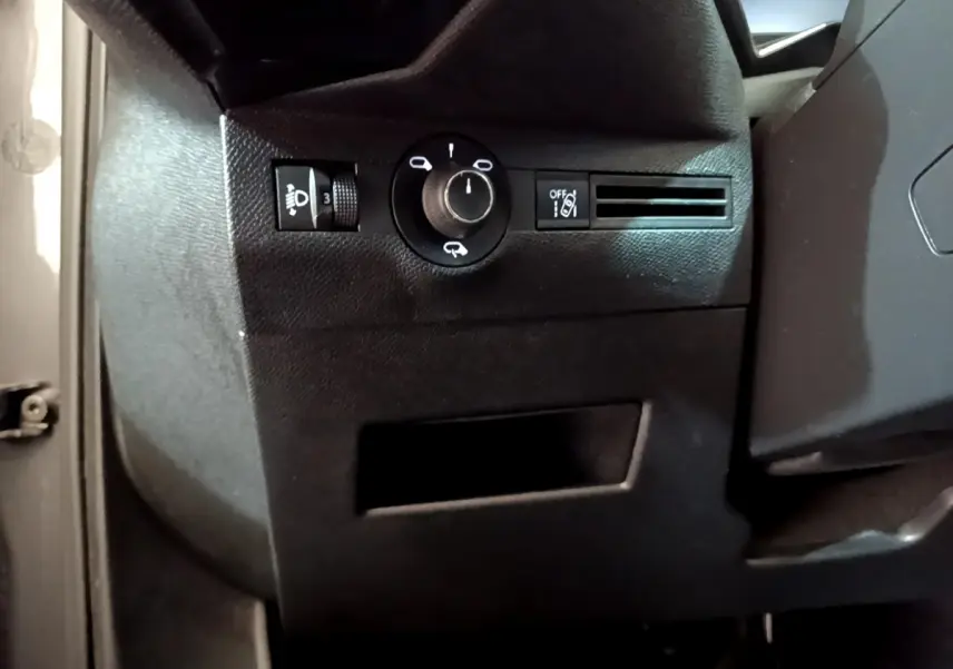 Détail intérieur du tableau de bord côté gauche du DS7 Crossback gris foncé, avec commandes d’éclairage et ventilation.