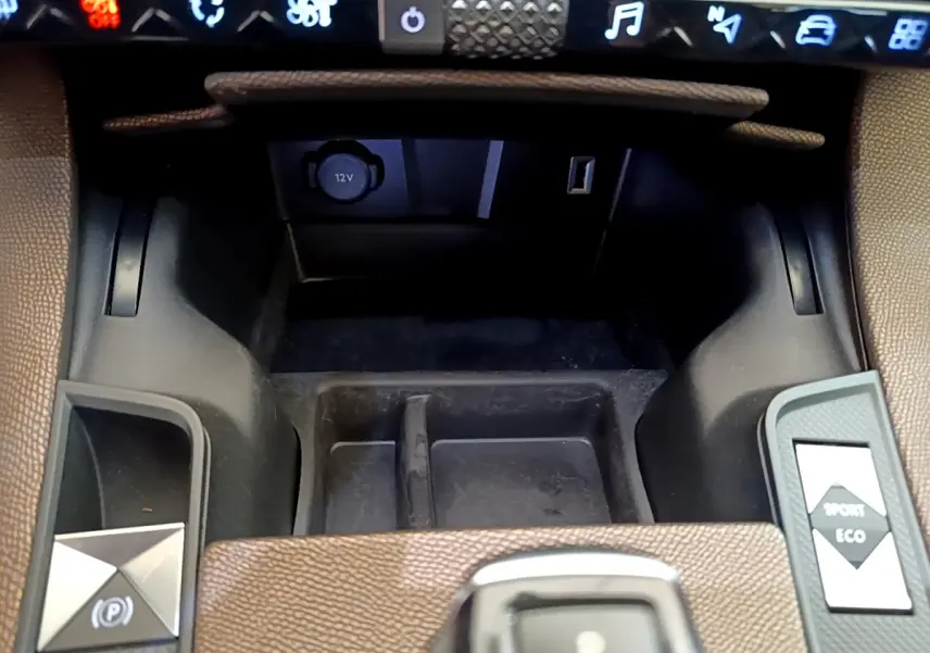 Gros plan sur la console centrale du DS7 Crossback 2020 gris foncé, avec boutons mode Sport/Eco et frein électrique.