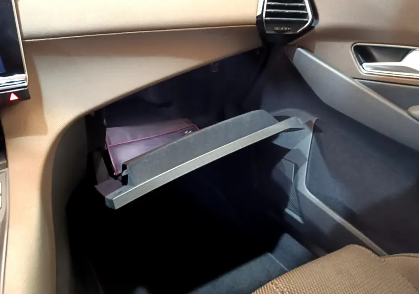Vue intérieure côté passager du DS7 Crossback 2020, boîte à gants ouverte avec pochette noire visible.