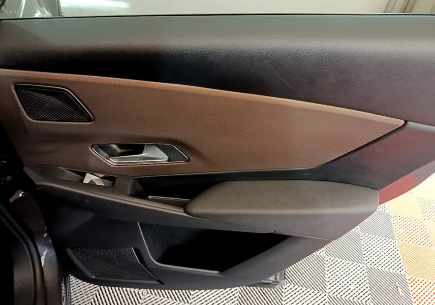 Vue rapprochée de la porte avant gauche gris foncé du DS7 Crossback 2020 avec habillage tissu et commandes intégrées.