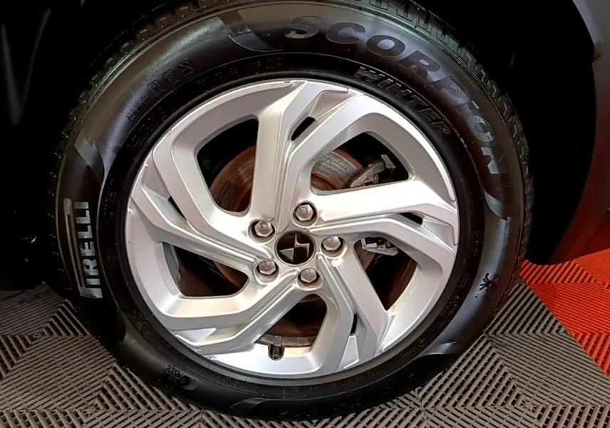 Vue rapprochée sur la roue arrière droite du DS7 Crossback gris foncé, pneu Pirelli Scorpion visible.