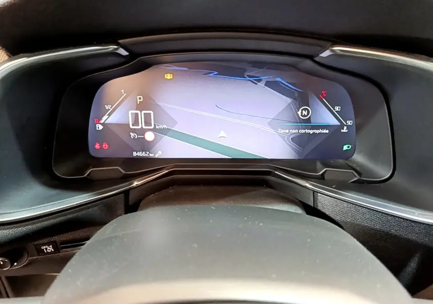 Vue rapprochée du tableau de bord numérique du DS7 Crossback 2020, affichant la navigation et les indicateurs de vitesse.