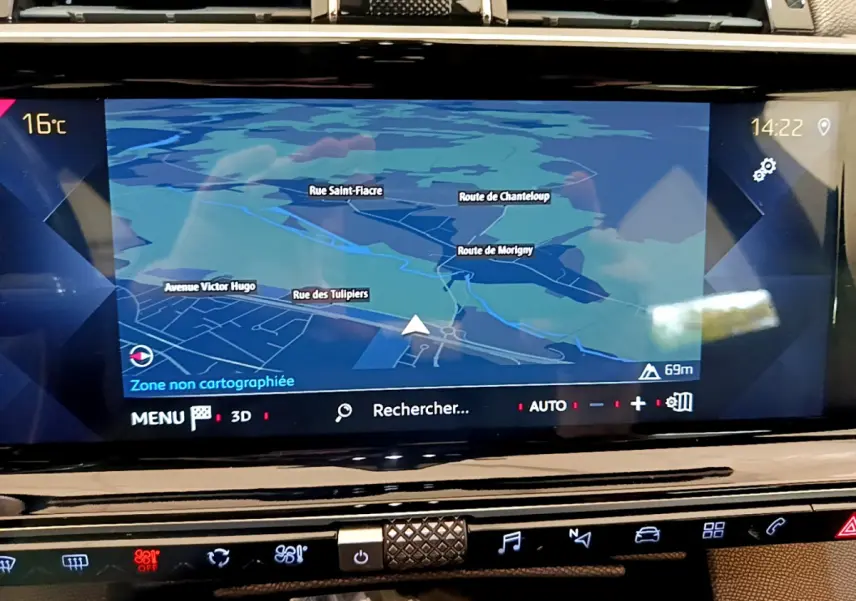 Écran tactile 12 pouces du système de navigation du DS7 Crossback Business, affichant une carte en 3D.