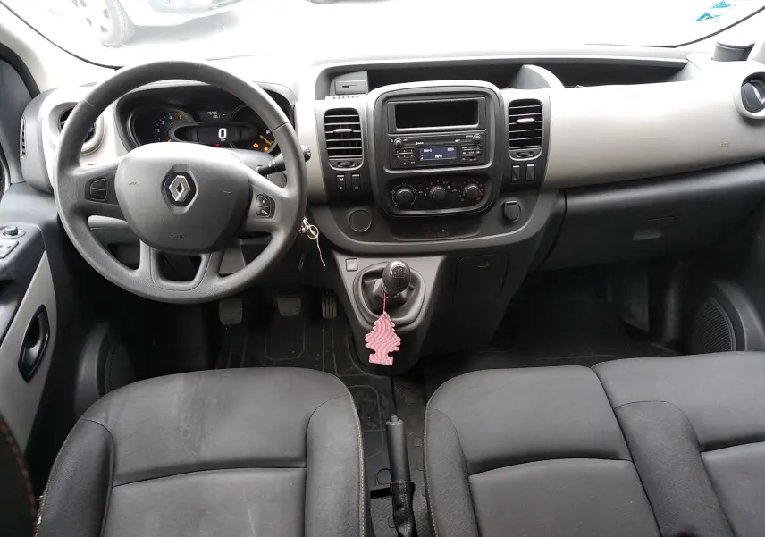 Intérieur du Renault Trafic Microbus 2016, vue frontale du tableau de bord et volant noir avec levier de vitesses manuel.