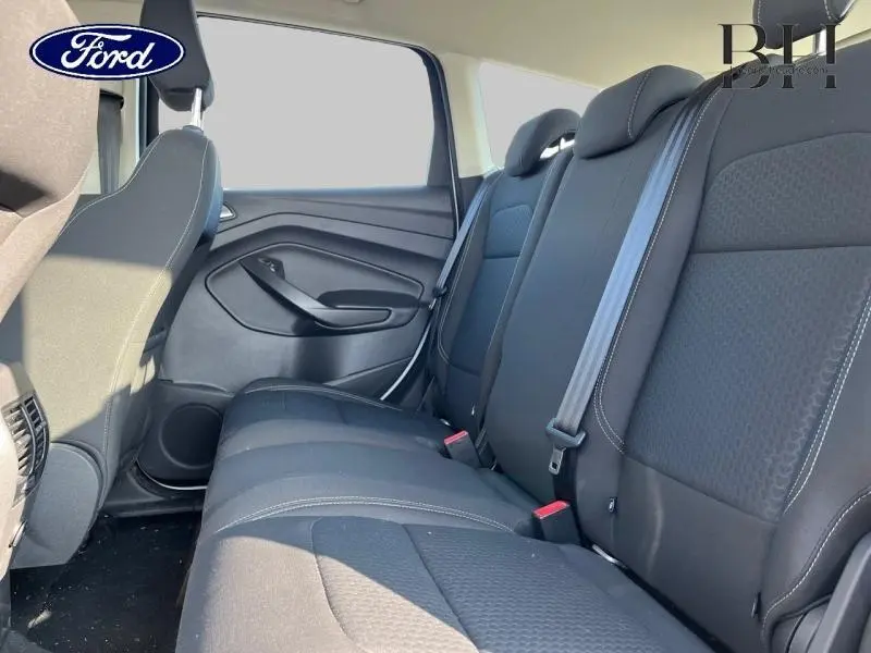 Vue intérieure des sièges arrière noirs du Ford Kuga 2018, mettant en valeur les ceintures de sécurité et les finitions tissu.