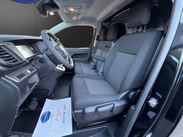 Vue intérieure côté conducteur du Citroën Jumpy noir, montrant la banquette avant 2 places et le tableau de bord.