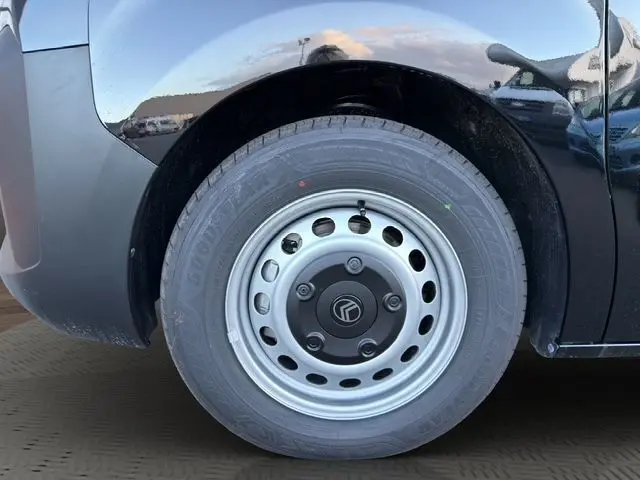 Gros plan sur la roue avant gauche noire du Citroën Jumpy 2026 avec jante acier et logo Citroën central.