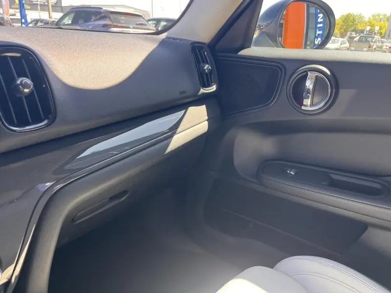 Intérieur côté passager de la MINI Countryman Cooper D 2018, avec tableau de bord noir et inserts chromés visibles.