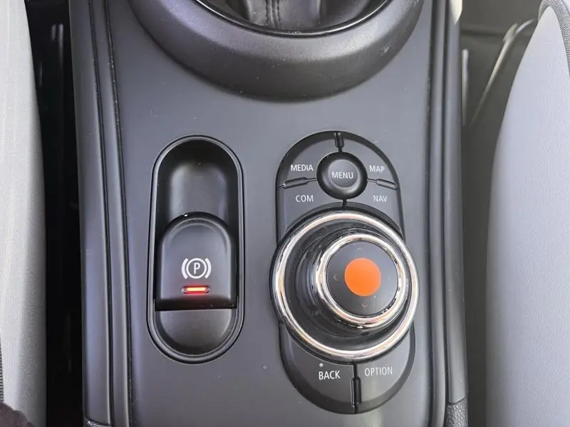 Gros plan sur la molette de commande multimédia et le frein à main électrique du MINI Countryman Cooper D 2018.