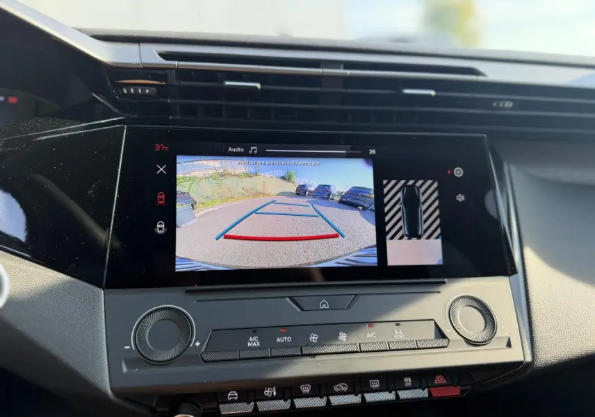 Vue rapprochée de l’écran central tactile affichant la caméra de recul et l’aide au stationnement du Peugeot 308 noir Perla 2025.